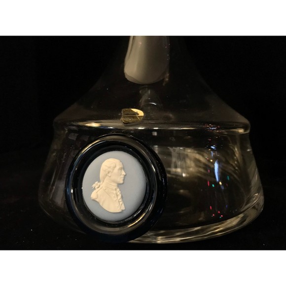 Stunning Wedgwood Large Glass Decanter with Cameo Made in England - Picture 2 of 7